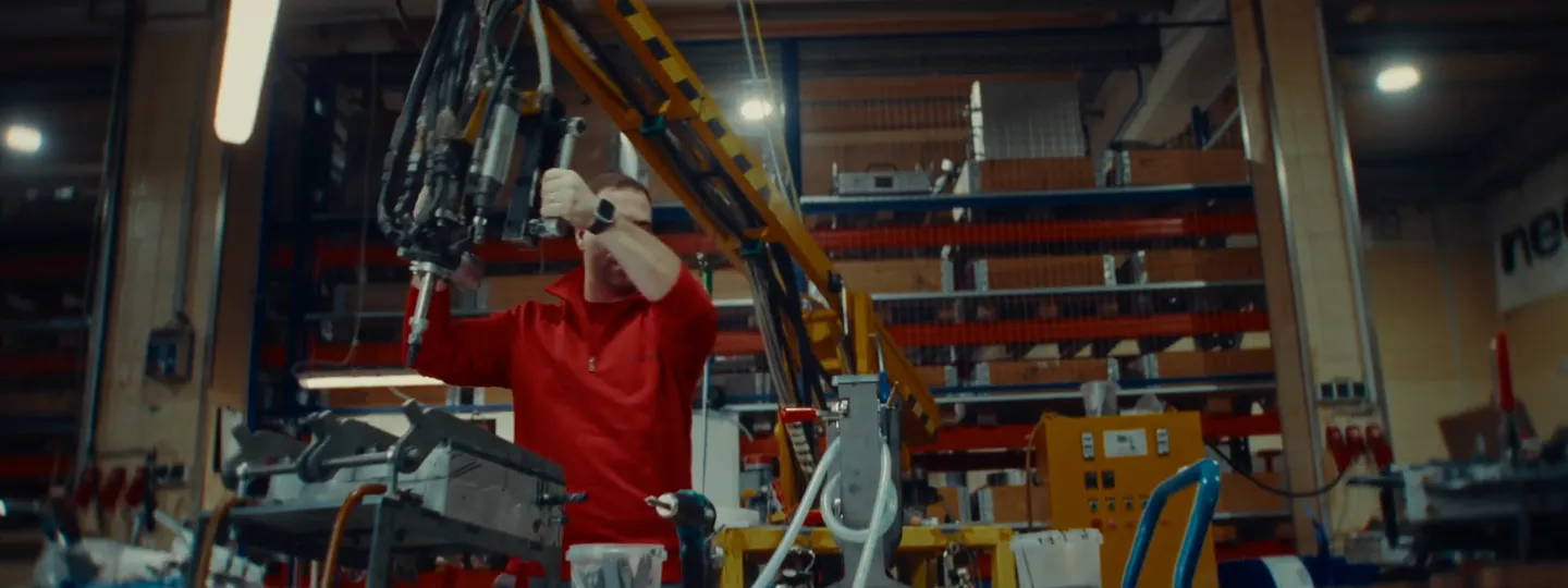 Mitarbeiter gießt Polyurethan in eine Stahlform in der Fertigung der NEOPUR Technologien GmbH